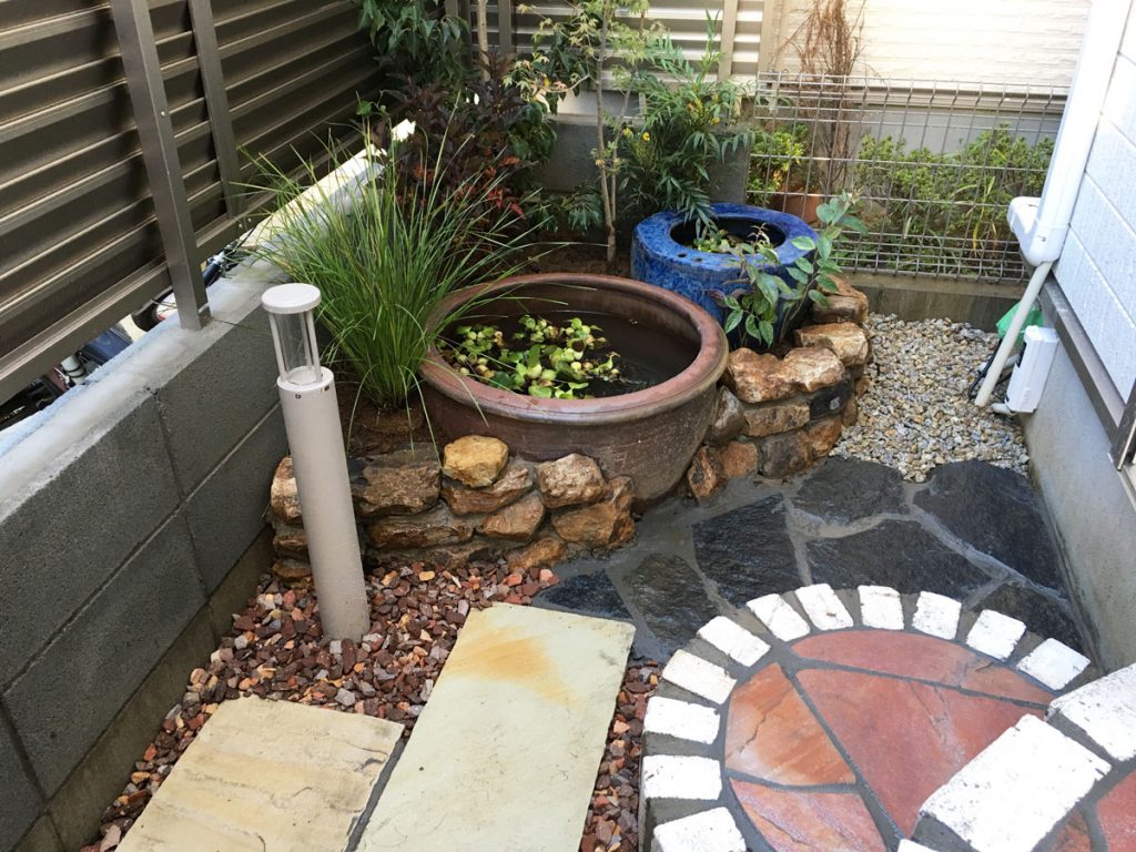 水鉢とビオトープのある小さな庭