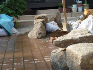 東京江戸川区リガーデン工事、木曽石積み
