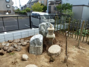 和の庭、景石、灯篭、竹垣