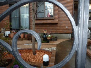 覗き見、庭の顔