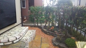 アールでポップな庭